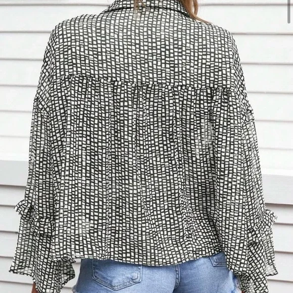 Stylish Black and White Women's Top - Picture 3 of 6